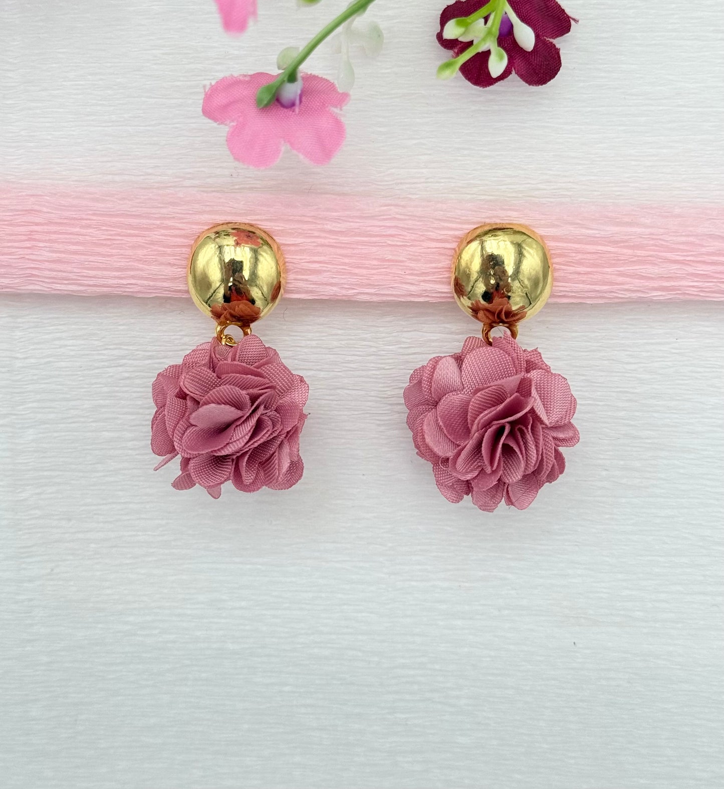 Goldene Clips mit Pompon-Anhänger in zartem Altrosa