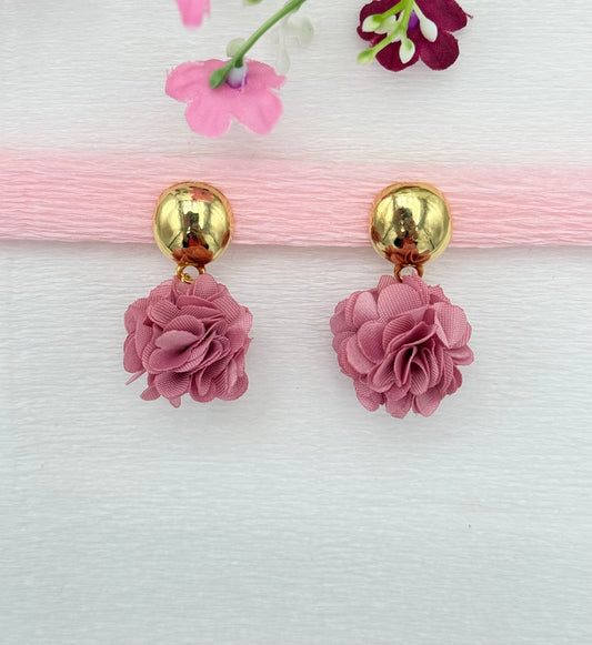 Goldene Clips mit Pompon-Anhänger in zartem Altrosa