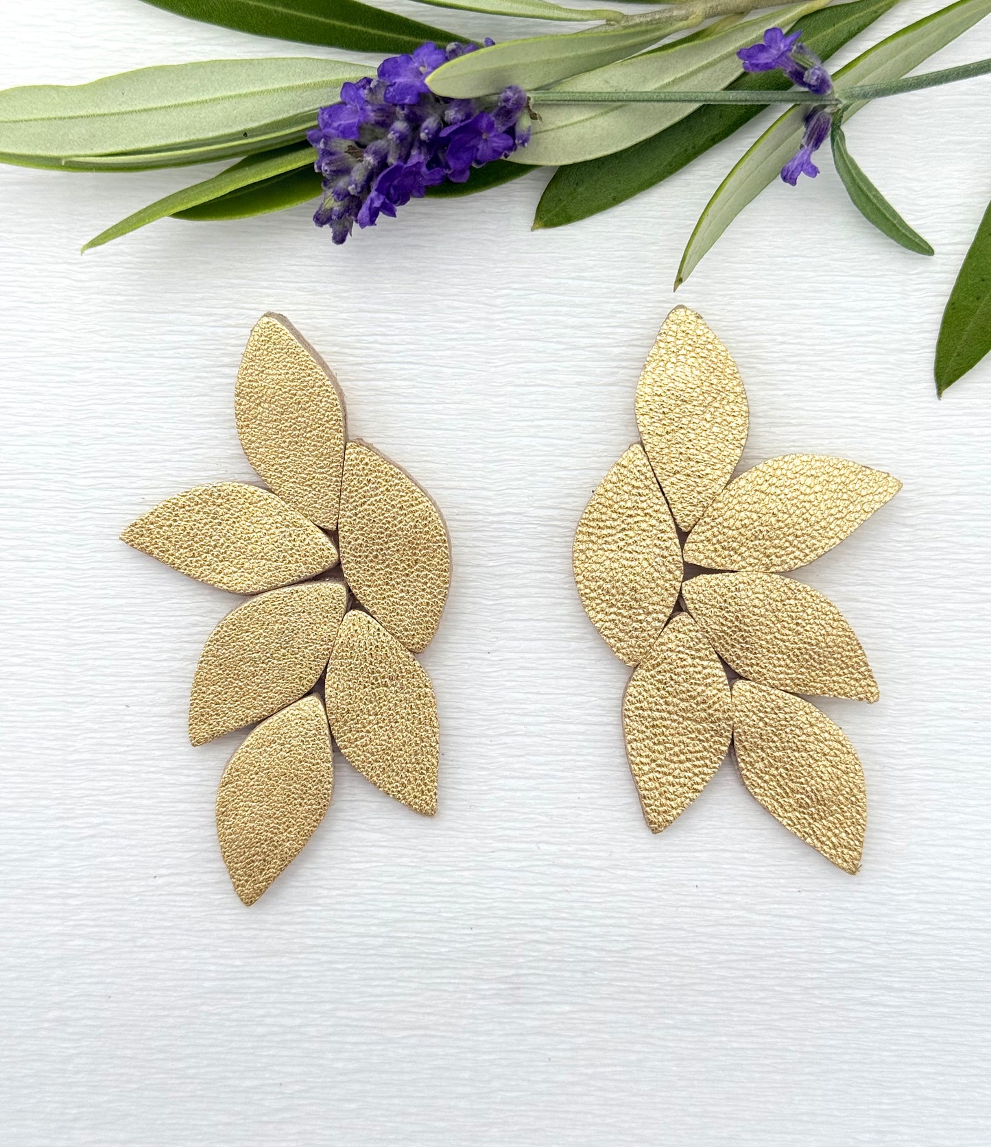 Gold schimmernde Ohrringe aus feinem Leder - echte Hingucker am Ohr