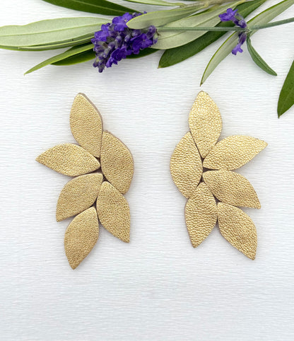 Gold schimmernde Ohrringe aus feinem Leder - echte Hingucker am Ohr