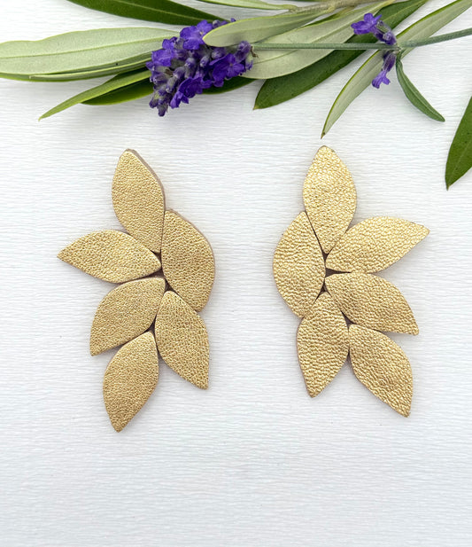 Gold schimmernde Ohrringe aus feinem Leder - echte Hingucker am Ohr