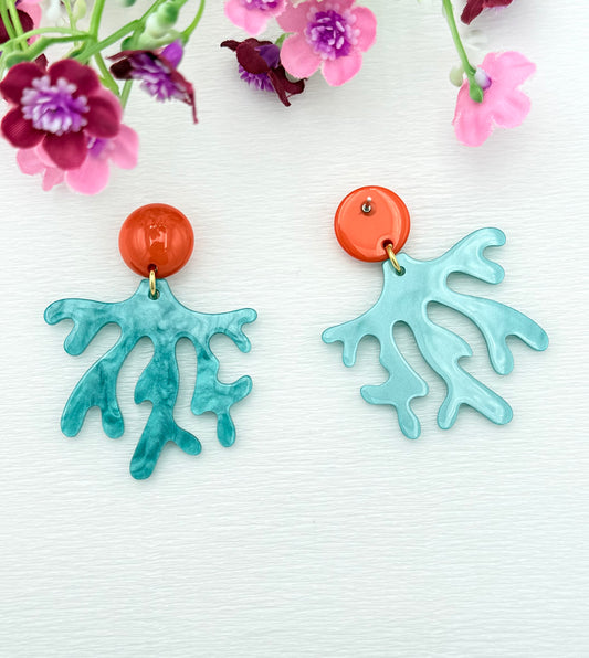 Sommerohrringe in Korallorange und Karibikblau