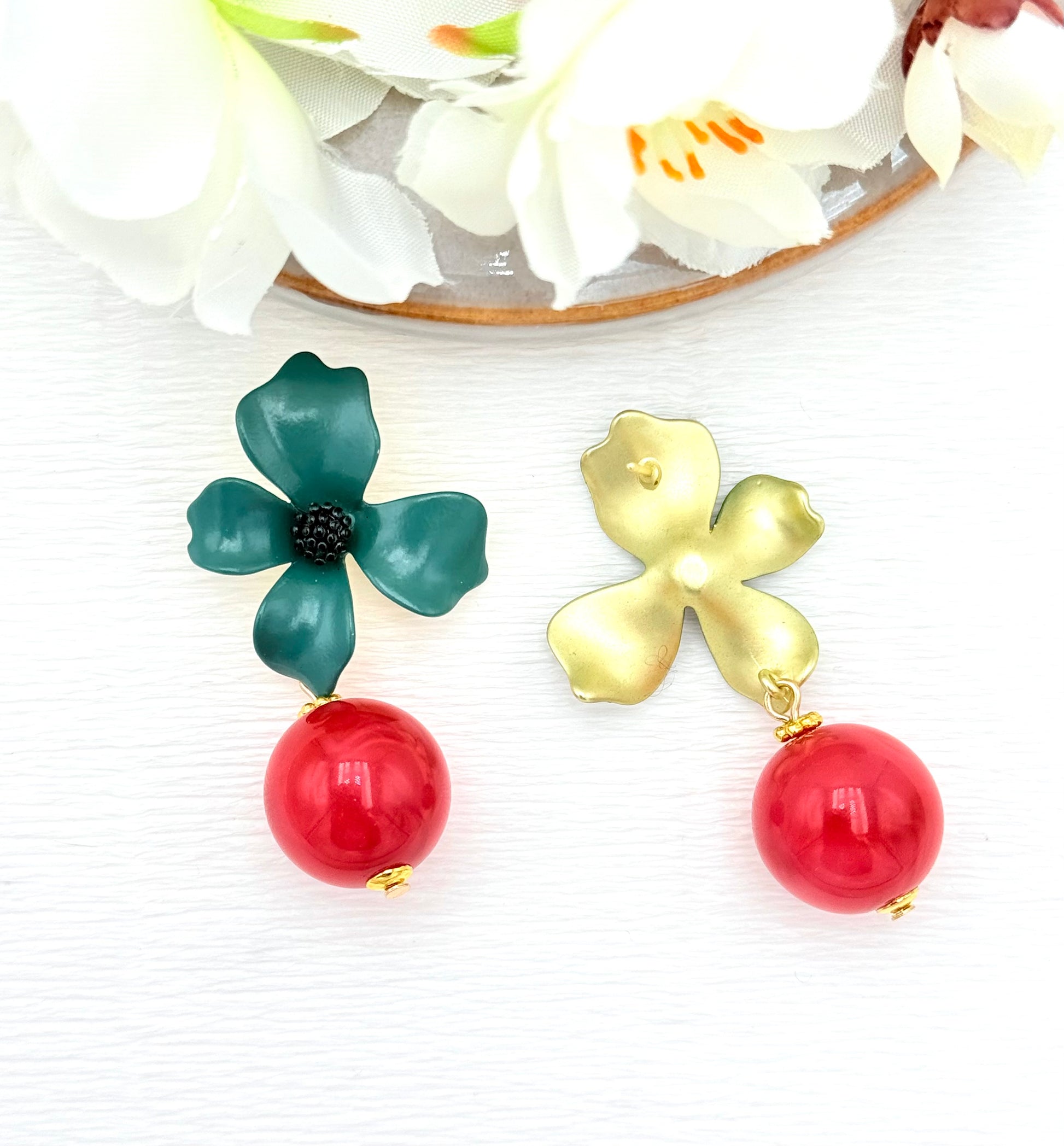 Grüne Ohrringe, Ohrringe grün, Ohrringe mit Anhänger, Modeschmuck Ohrringe, hochwertiger Modeschmuck, Onlineshop Ohrringe, Statementohrringe, klassische Ohrringe, Julilein Ohrringe, Ohrringe mit Blumen, auffällige Ohrringe, Blumenohrringe, 