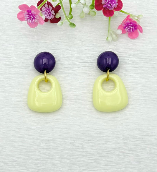 Lila Ohrringe mit Anhänger in der Trendfarbe Buttergelb