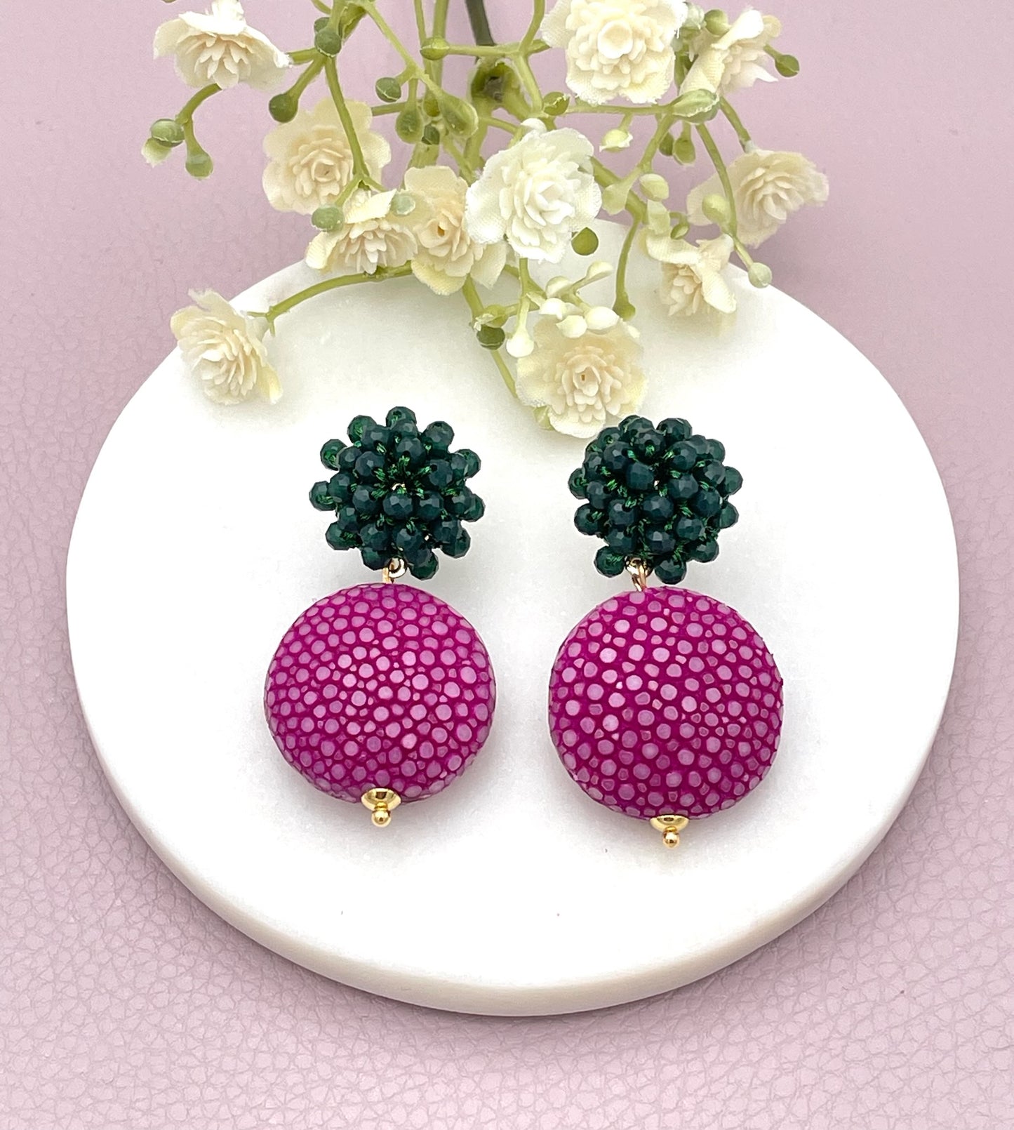 Ohrringe aus Rochenhaut, Rochenhaut-Ohrringe, Rochenhaut Ohrringe, pinke Ohrringe, Beerenstecker Ohrringe, Ohrringe pink, Julilein Ohrringe, Ohrringe Julilein, edler Modeschmuck, Onlineshop Ohrringe