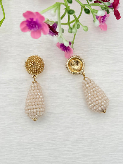 Tropfen-Ohrringe in glitzerndem Cremeton
