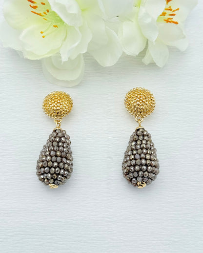 Goldene Ohrring mit Tropfen in mauve/beige