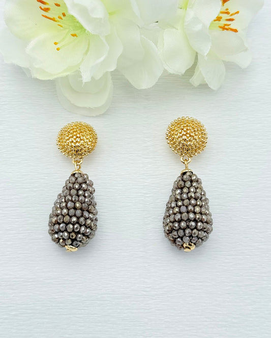 Goldene Ohrring mit Tropfen in mauve/beige