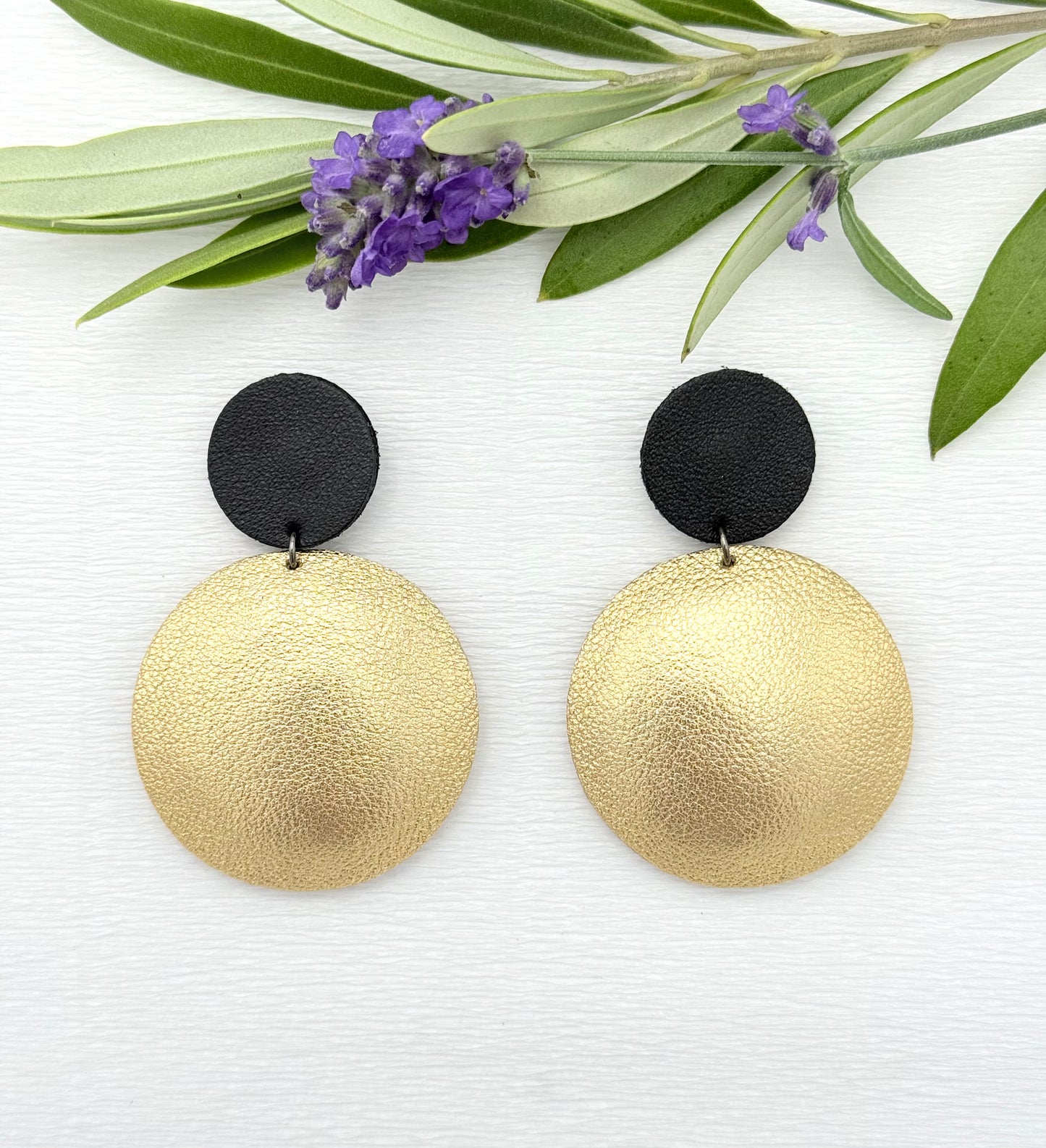 Wunderschöne leichte Lederohrringe in edlem Gold und Schwarz