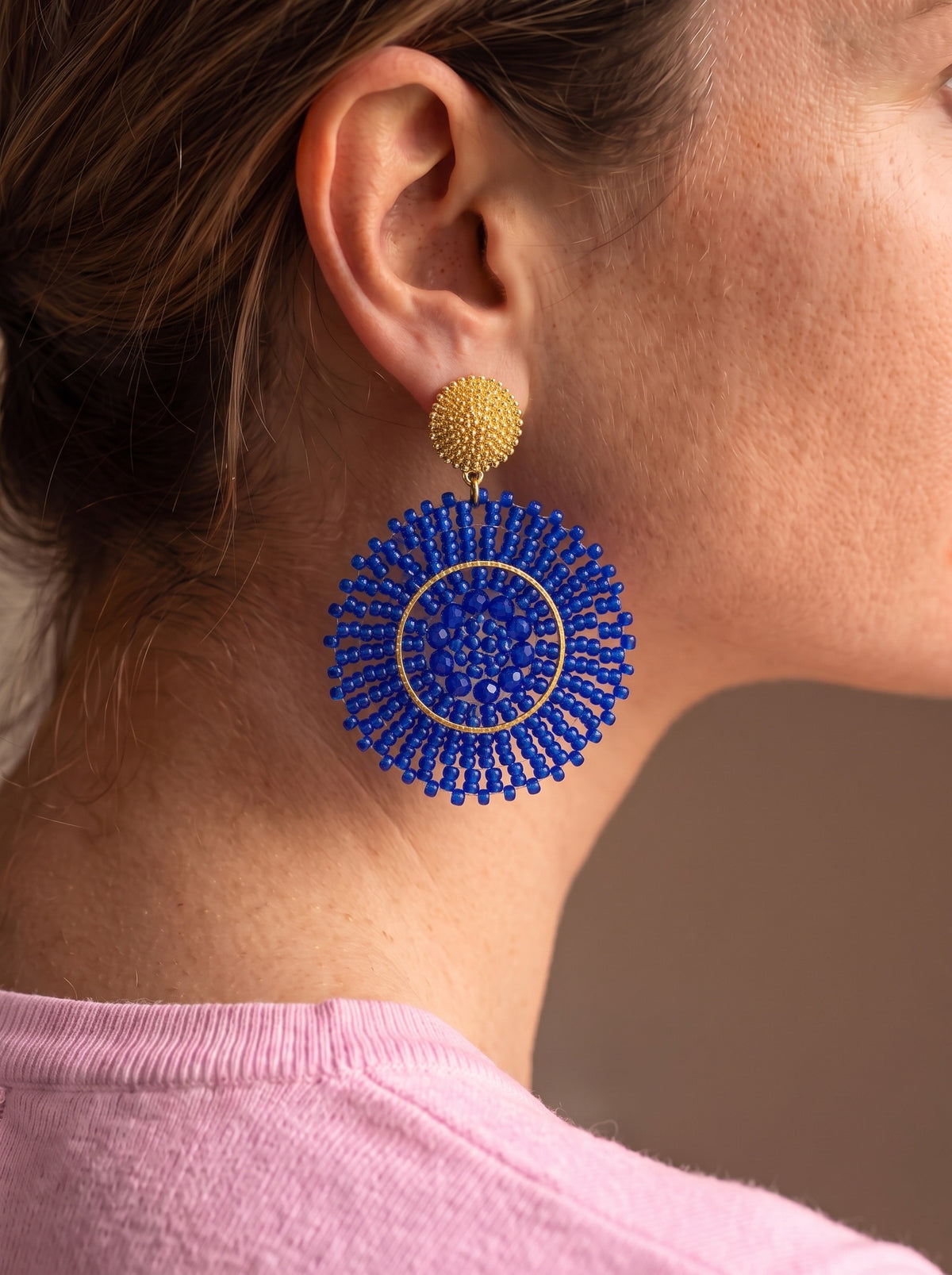 Blaue Ornament-Ohrringe mit goldfarbenem Stecker