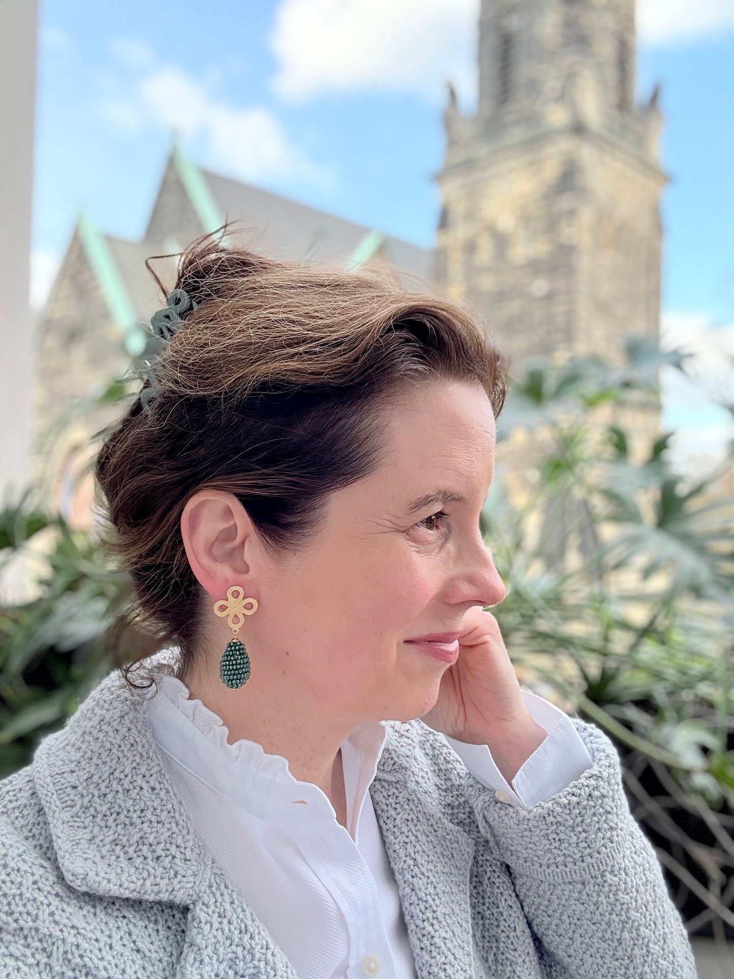 Grüne Tropfenohrringe mit goldenem Stecker