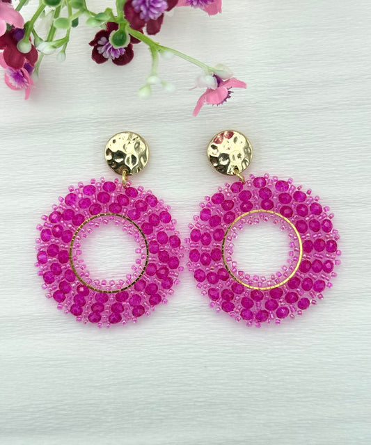 Pinke Ornament-Ohrringe mit goldfarbenem Stecker