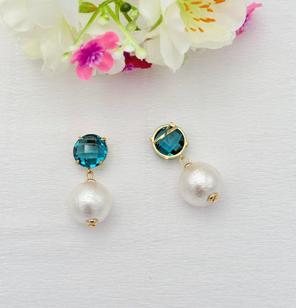 Petrolblauer Ohrringstecker mit  Baumwollperle