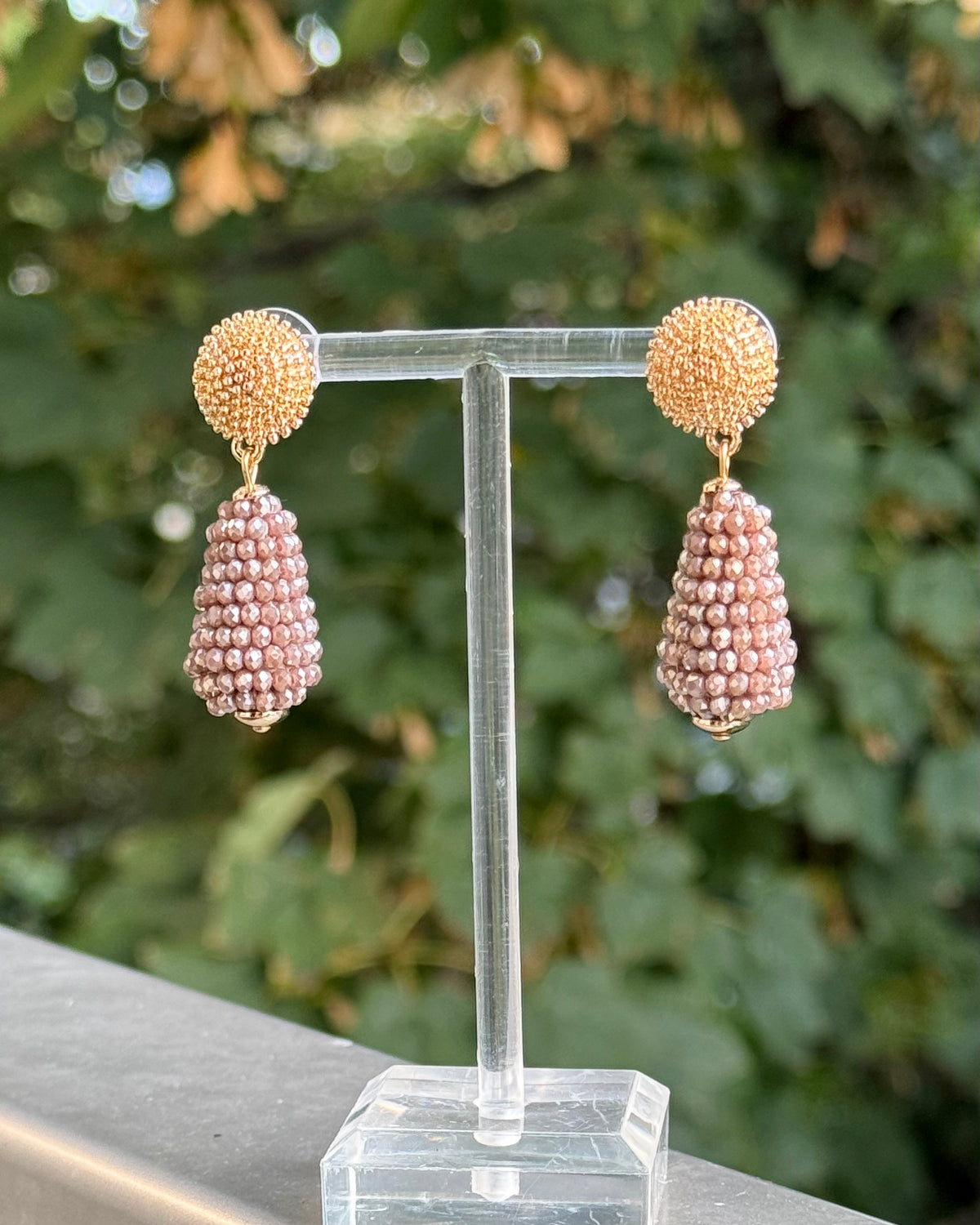 Goldene Tropfen-Ohrringe mit Glitzeranhänger in Taupe