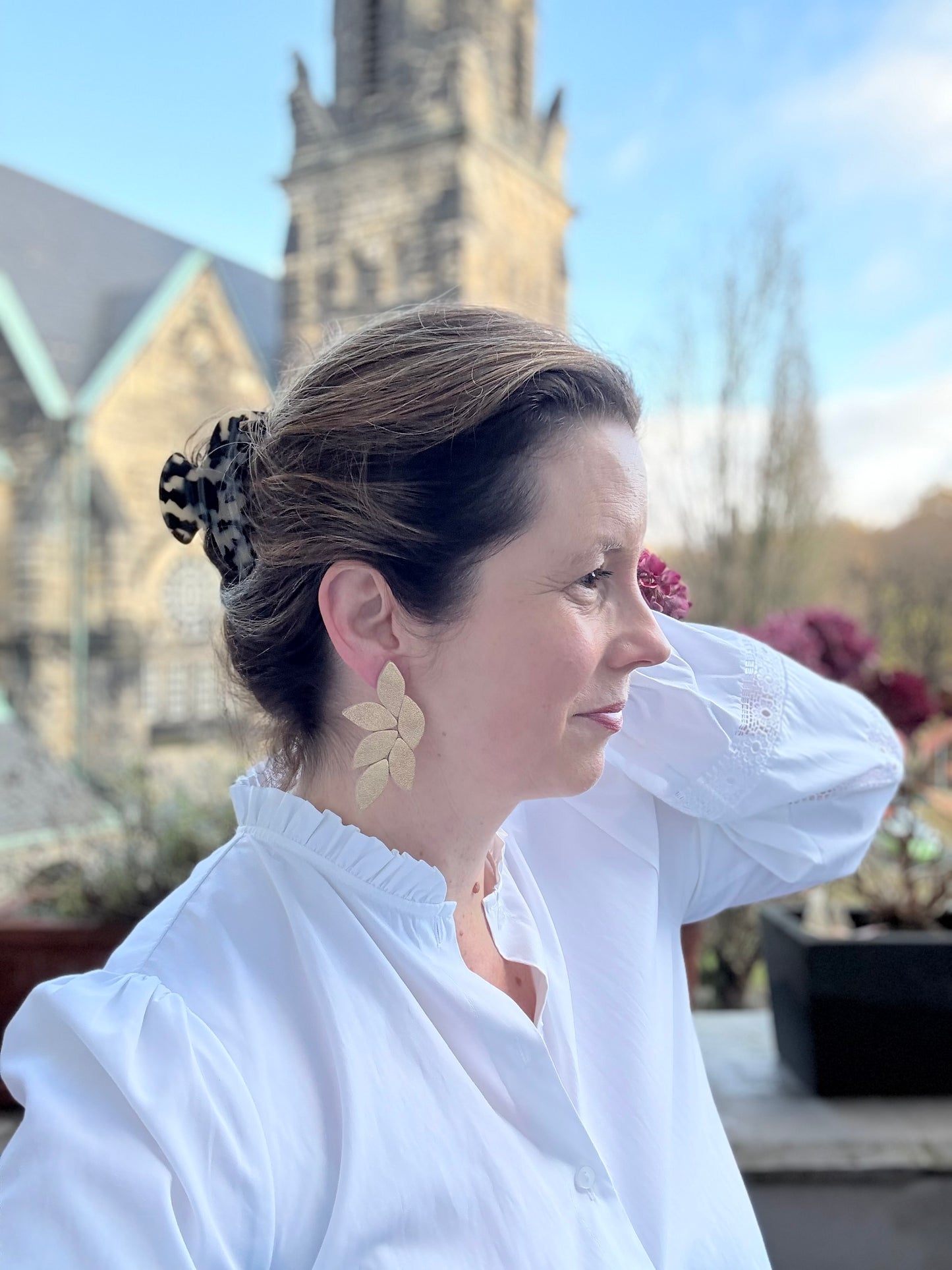 Gold schimmernde Ohrringe aus feinem Leder - echte Hingucker am Ohr