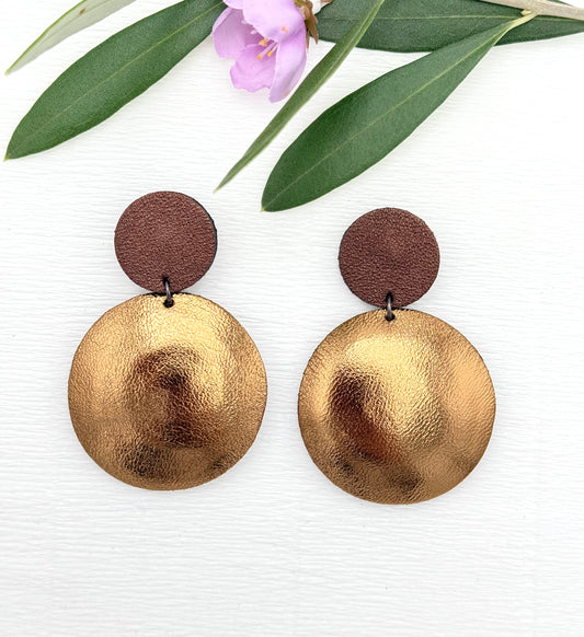 Elegante Ohrringe aus feinstem Leder mit einem runden Anhänger in edlem Bronzeton