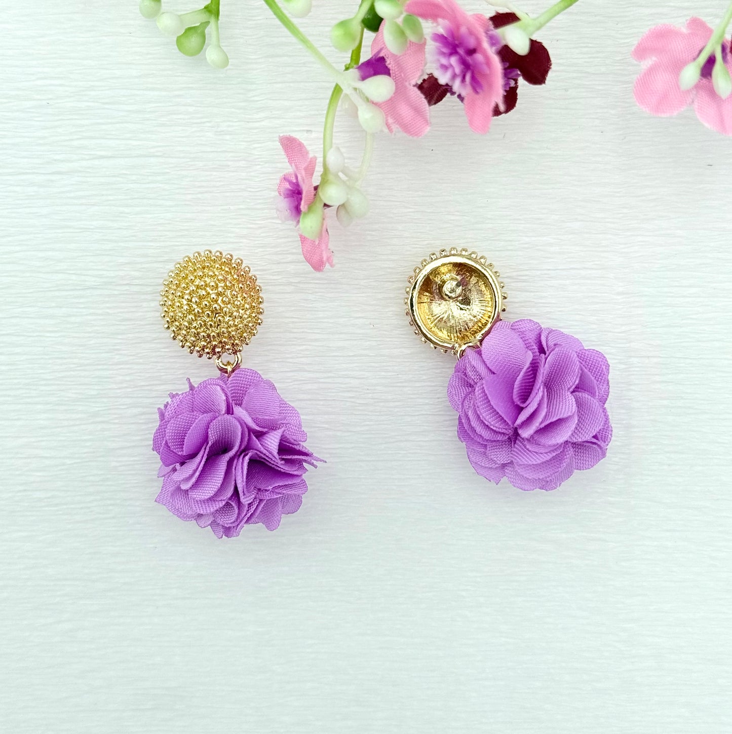 Dolly Ohrringe – Fliederfarbene Pompon-Ohrringe mit goldfarbenem Stecker