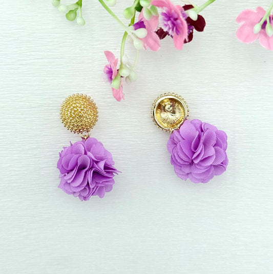 Dolly Ohrringe – Fliederfarbene Pompon-Ohrringe mit goldfarbenem Stecker