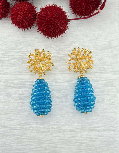 Schöne Ohrringe mit türkisem Glitzertropfen und Stecker in Korallenform