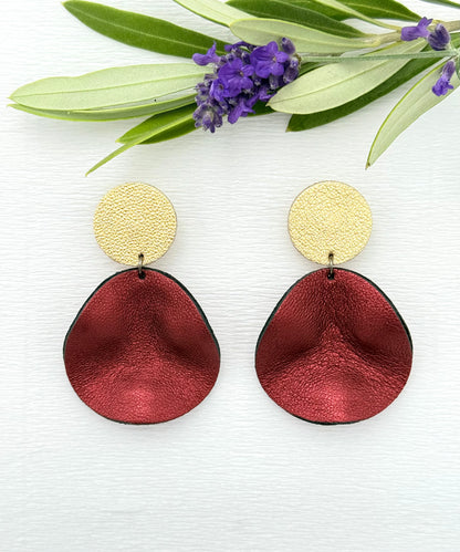 Bordeauxrote Ohrringe aus feinem Leder mit einem kleinen gewellten Anhänger