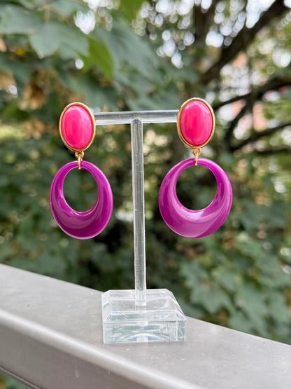 Eleganz fürs Ohr: Pinker Stecker mit lilafarbenem Anhänger