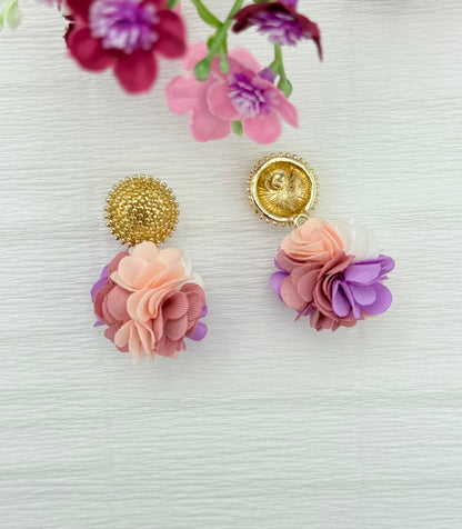 Dolly – rosa Multicolour Pompon-Ohrringe mit goldfarbenem Stecker