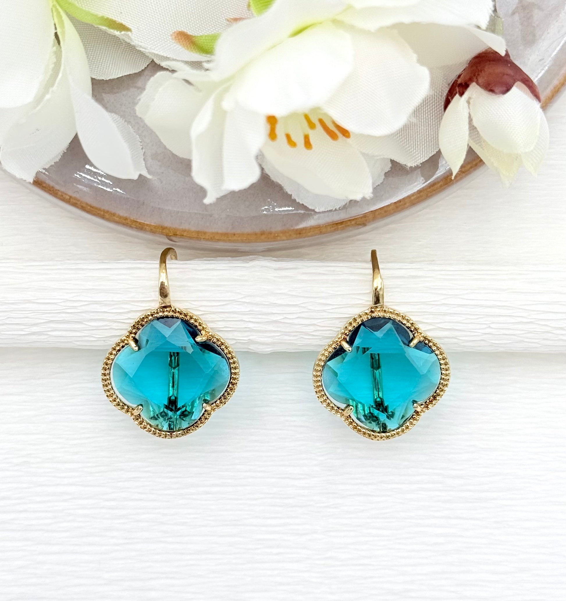 Türkise Ohrringe, Ohrringe türkis, Ohrringe mit Kleeblatt, Modeschmuck Ohrringe, hochwertiger Modeschmuck, Onlineshop Ohrringe, Statementohrringe, klassische Ohrringe, Julilein Ohrringe, glitzernde Ohrringe, leichte Ohrring, Glitzerohrringe, 