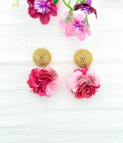 Dolly – Pinker Multicolour Pompon-Ohrringe mit goldfarbenem Stecker