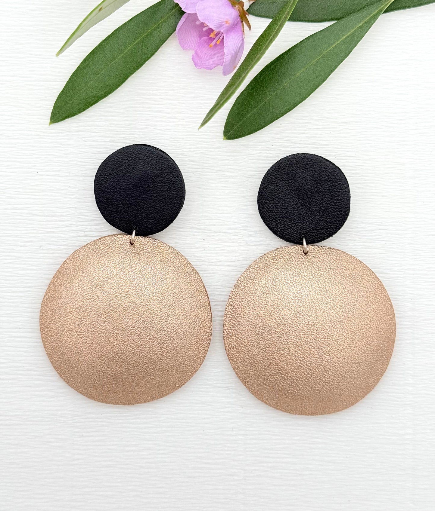 Große gold-schwarze Boho Statementohrringe aus Leder