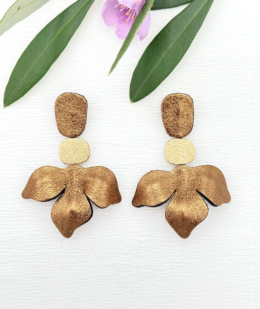 Leichte Ohrringe in Form einer Blüte aus schimmerndem feinen Leder in Gold- Bronzetönen