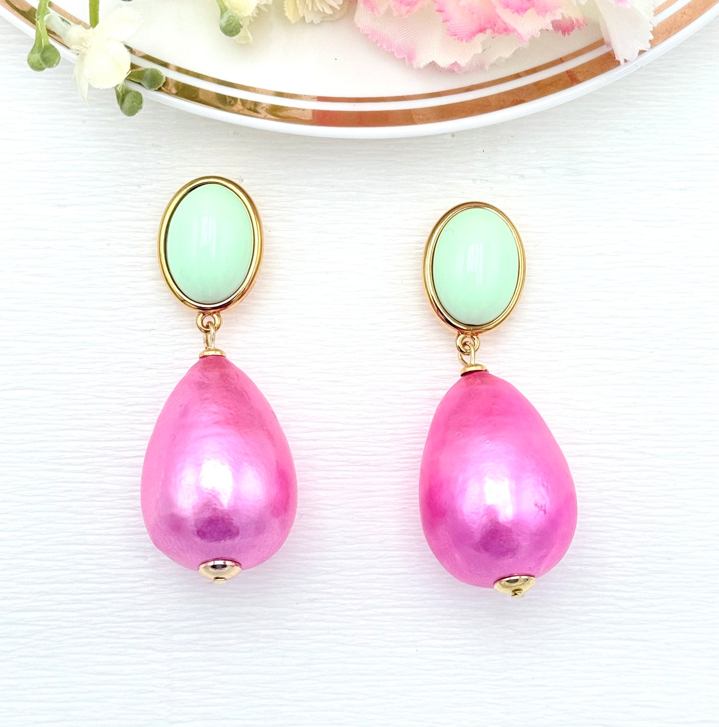 Mintfarbener Stecker mit ganz leichtem Tropfen in pink