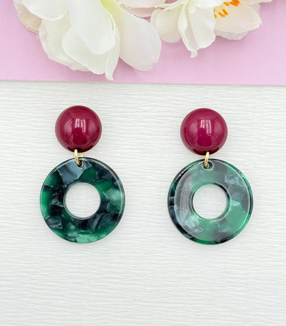 grüne Ohrringe, Ohrringe grün, Ohrringe grün weinrot, Ohrringe weinrot grün, Ohrringe weinrot, weinrote Ohrringe, Ohrringe mit Anhänger, Modeschmuck Ohrringe, hochwertiger Modeschmuck, Onlineshop Ohrringe, Statementohrringe, klassische Ohrringe, Julilein Ohrringe, leichte Ohrring