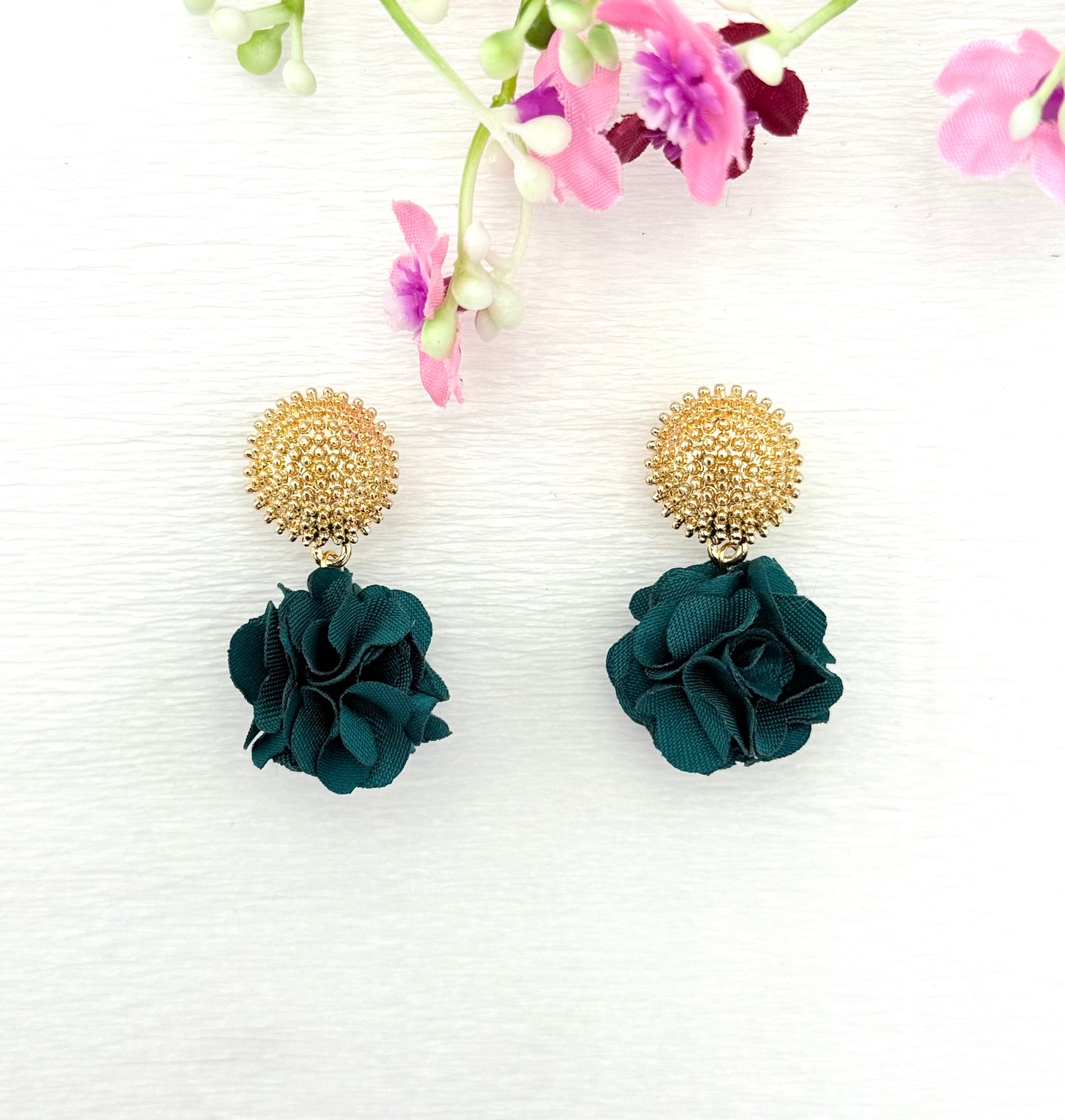 Dolly Ohrringe – dunkelgrüne Pompon-Ohrringe mit goldfarbenem Stecker