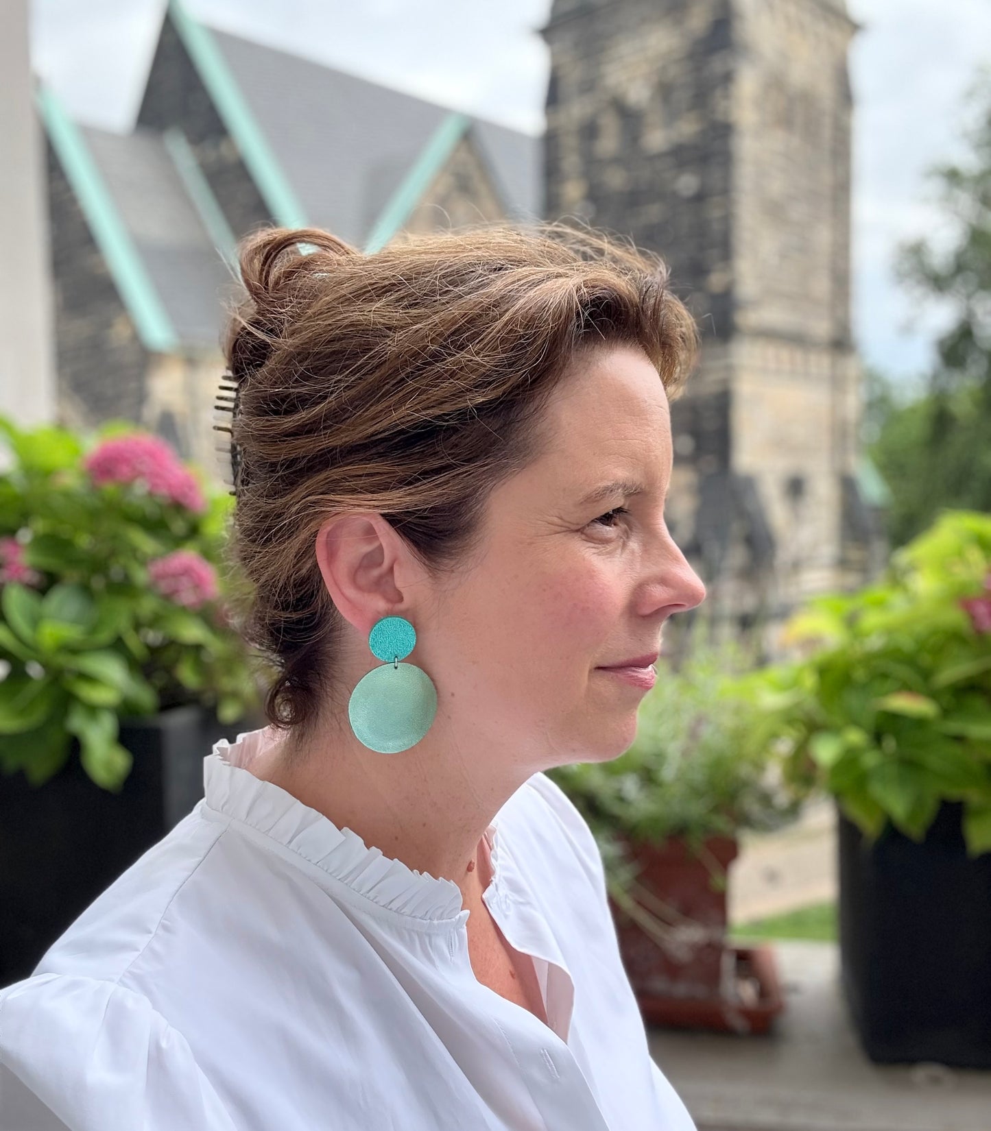 Wunderschön schimmernde Ohrringe aus edlem Leder mit einem runden Anhänger in glänzendem Lindgrün