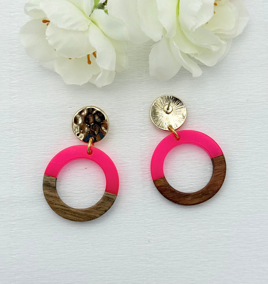 Goldene Ohrringe mit buntem Anhänger in Holz und Pink