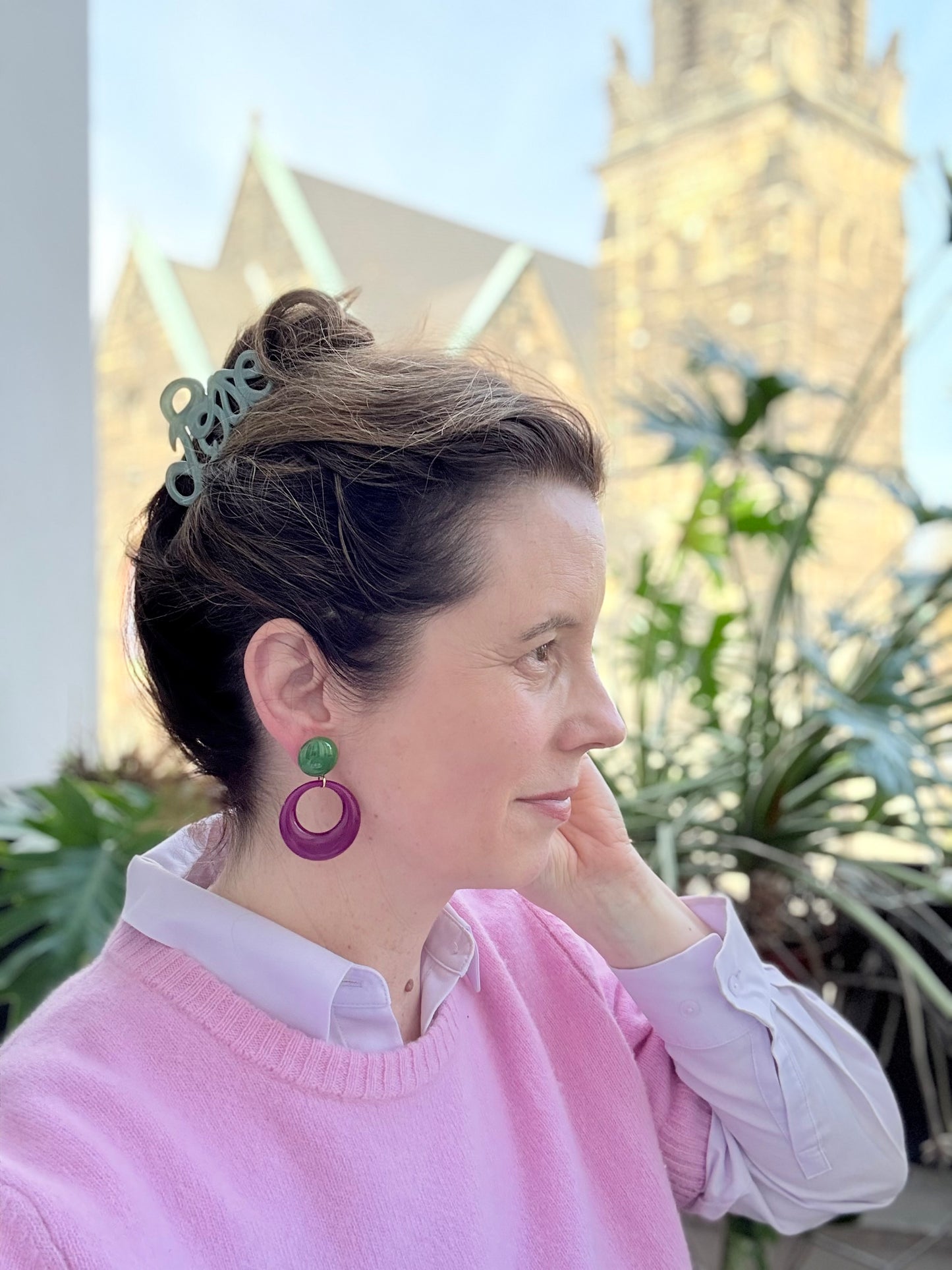 Grüne Ohrringe mit lilafarbenem Anhänger