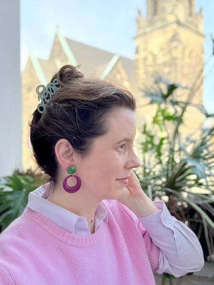 Grüne Ohrringe mit lilafarbenem Anhänger