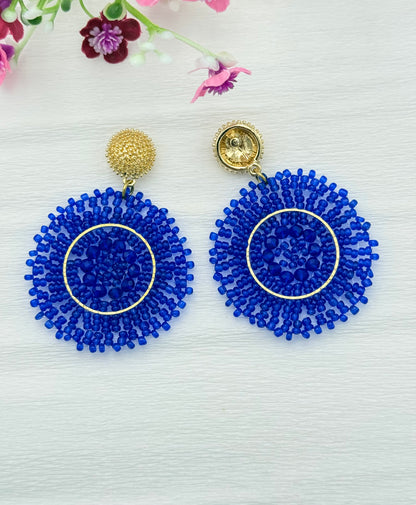 Blaue Ornament-Ohrringe mit goldfarbenem Stecker