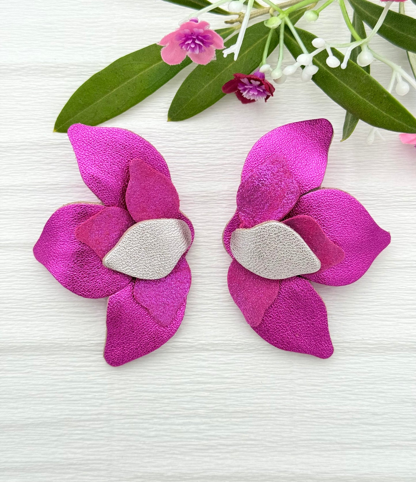Leichte pinke Blumen-Ohrringe aus edlem Leder - echte Hingucker
