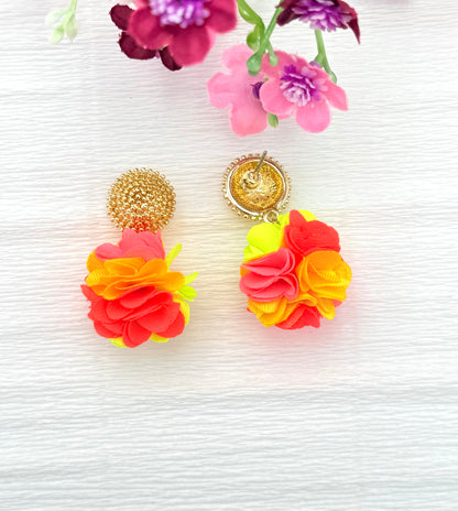 Dolly – Multicolour Pompon-Ohrringe in Neontönen mit goldfarbenem Stecker