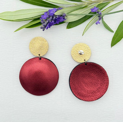 Leichte Lederohrringe in Bordeaux und Gold - den angesagten Trendfarben