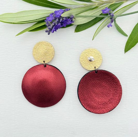 Leichte Lederohrringe in Bordeaux und Gold - den angesagten Trendfarben