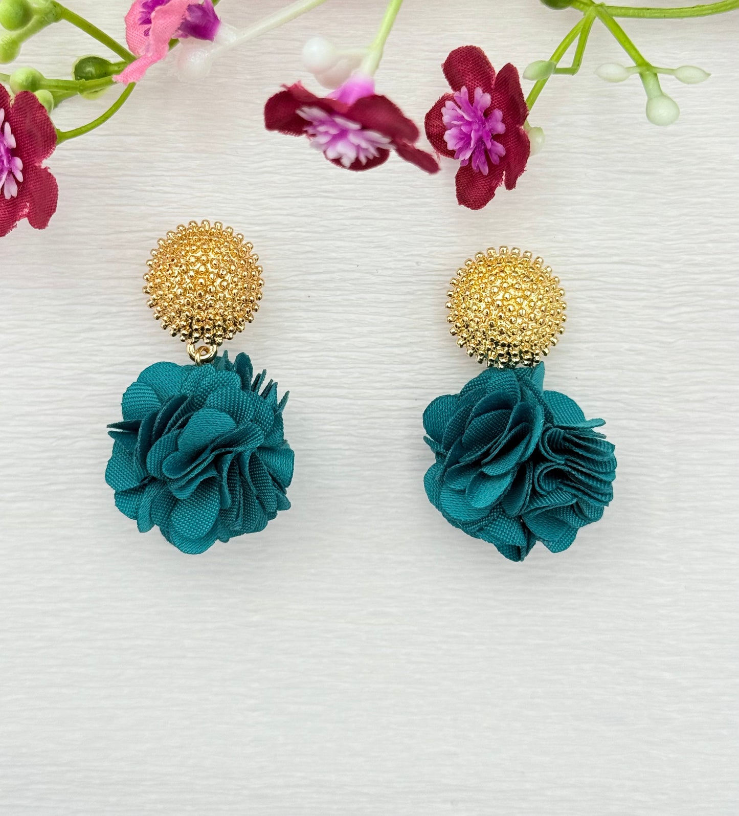 Dolly Ohrringe –  Pompon-Ohrringe in Petrolgrün mit goldfarbenem Stecker