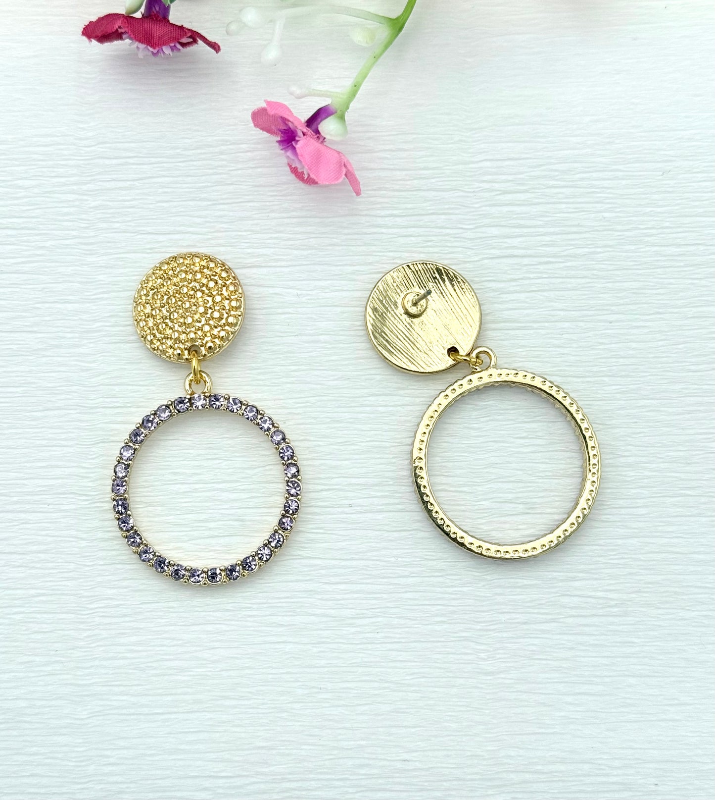 Goldene Ohrringe mit lila Glitzer-Anhänger