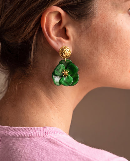 Grüne Blumenohrringe mit vergoldetem Stecker