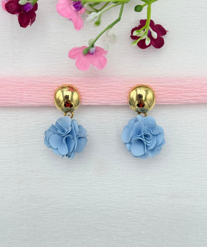 Goldene Clips mit Pompon-Anhänger in hellblau