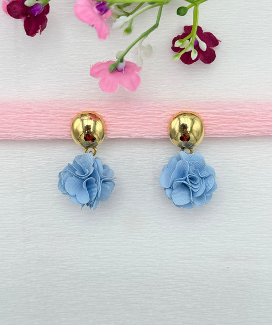 Goldene Clips mit Pompon-Anhänger in hellblau