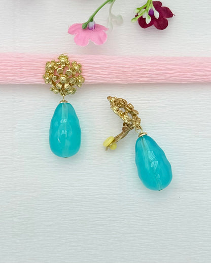 Goldfarbene Blumen-Clips mit einem Tropfen in transparentem Türkis