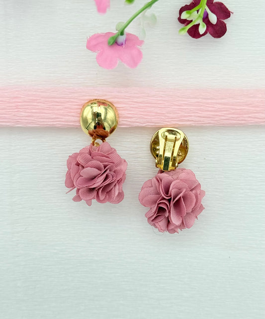 Goldene Clips mit Pompon-Anhänger in zartem Altrosa