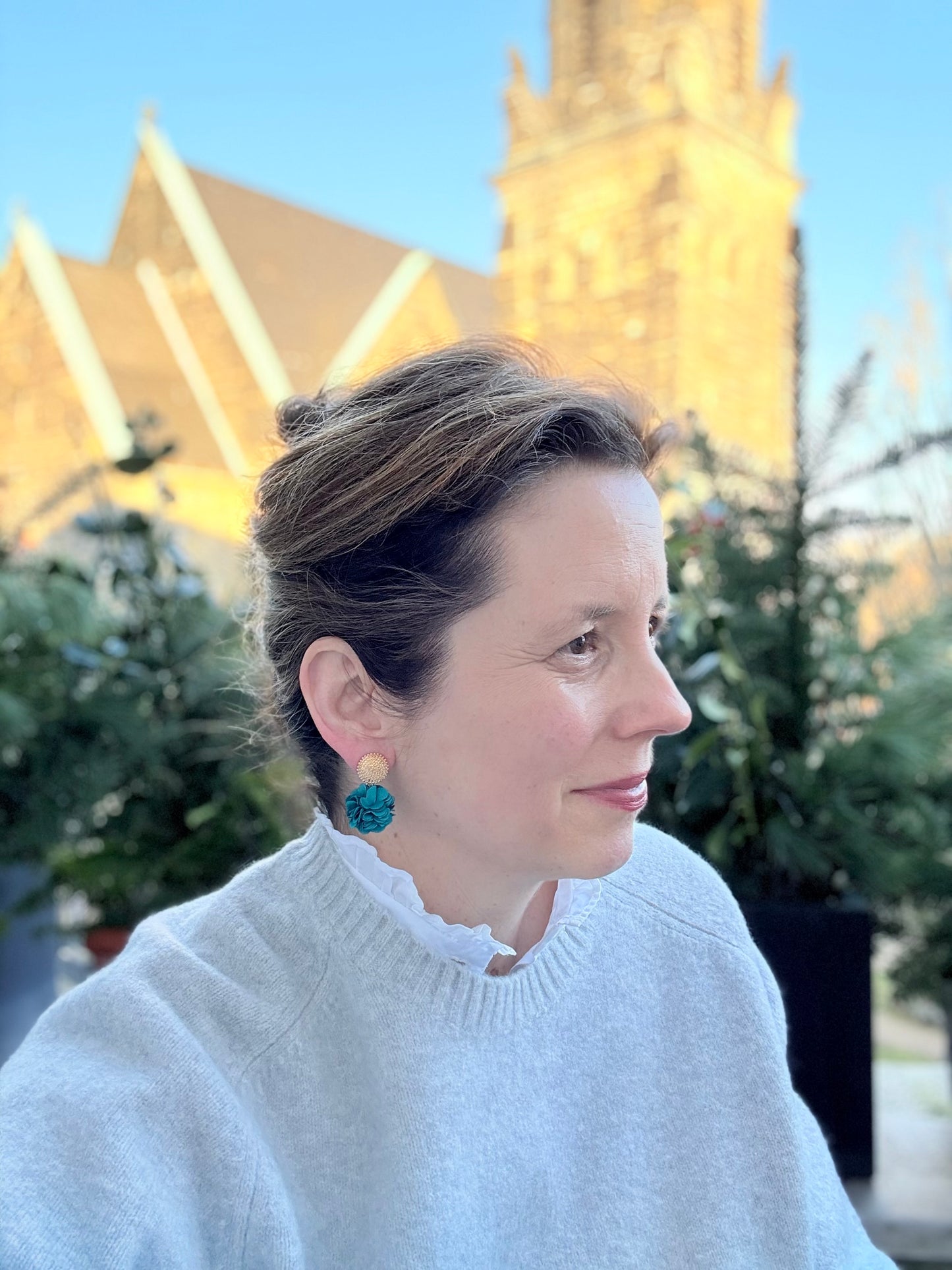 Dolly Ohrringe –  Pompon-Ohrringe in Petrolgrün mit goldfarbenem Stecker